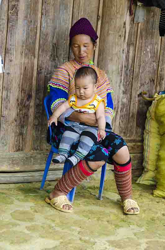 294 - Vietnam - Bac Ha - casa rural - madre y hijo